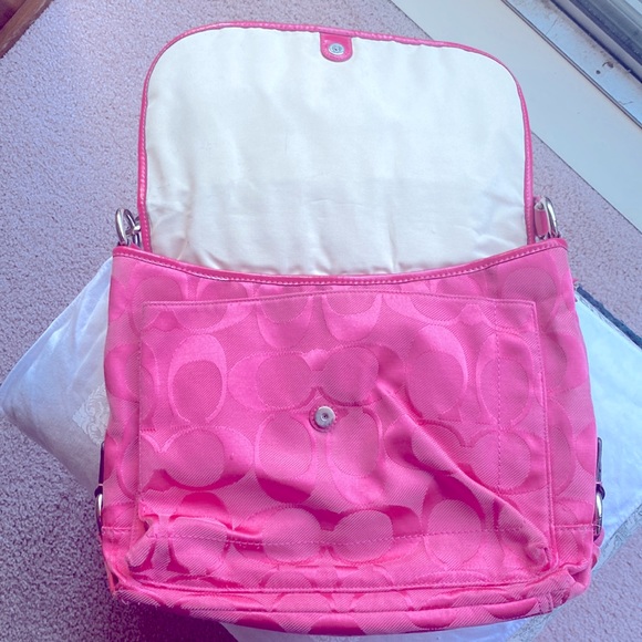 Coach, cross body, large size and in beautiful pink, messenger handbag. - Picture 4 of 15